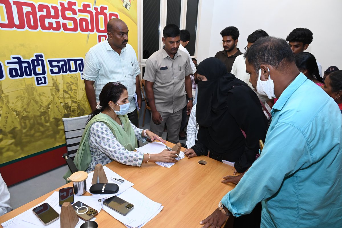 R_Madhavi_Reddy's tweet image. ఈరోజు నా క్యాంపు కార్యాలయంలో ప్రజాదర్బార్ కార్యక్రమం నిర్వహించడం జరిగింది. పలు సమస్యలతో వచ్చిన ప్రజల వినతులను స్వీకరించి, వారి సమస్యలను పరిశీలించి, సమస్యల పరిష్కారానికి అవసరమైన చర్యలు తీసుకునేందుకు సంబంధిత అధికారులకు సూచించడం జరిగింది.
#Kadapa #prajadarbar #ఇంటింటికీసుపరిపాలన…