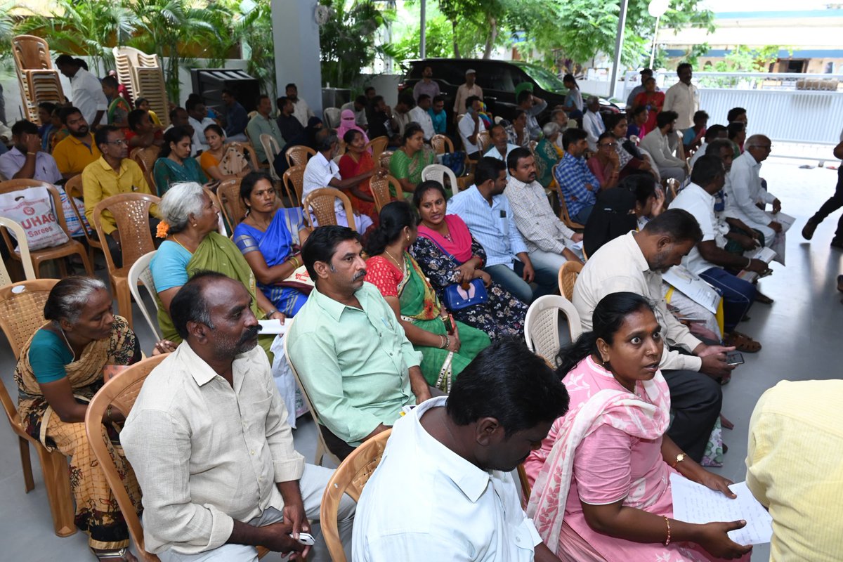 R_Madhavi_Reddy's tweet image. ఈరోజు నా క్యాంపు కార్యాలయంలో ప్రజాదర్బార్ కార్యక్రమం నిర్వహించడం జరిగింది. పలు సమస్యలతో వచ్చిన ప్రజల వినతులను స్వీకరించి, వారి సమస్యలను పరిశీలించి, సమస్యల పరిష్కారానికి అవసరమైన చర్యలు తీసుకునేందుకు సంబంధిత అధికారులకు సూచించడం జరిగింది.
#Kadapa #prajadarbar #ఇంటింటికీసుపరిపాలన…