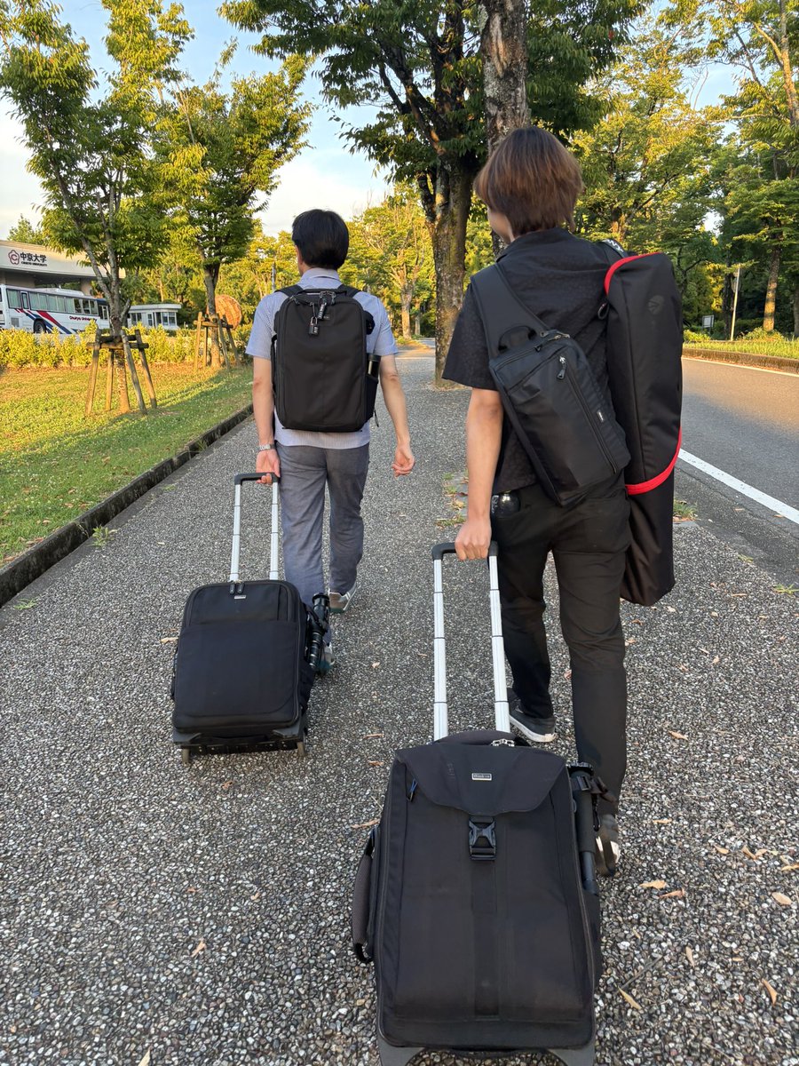 hitkurasawa's tweet image. たまったまっ、ご一緒になった田中カメラマン @tanaka_nobu_ph と若武者 @kotayoshidapic の背中とともに、引き上げます。
mainichi.jp/figureskate/