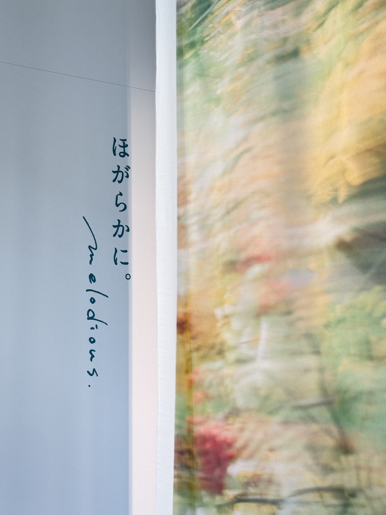 asahina_waki2's tweet image. キヤノンギャラリー S で開催中の 林 響太朗さんの作品展「ほがらかに。」にお邪魔してきました。
フレームの中に広がる光景は、タイトルのとおり、やわらかくて、きらきらしていて、とても優しいほがらかな空気に包まれていました。
また、光の捉え方も影の使い方もとても印象的で、…
