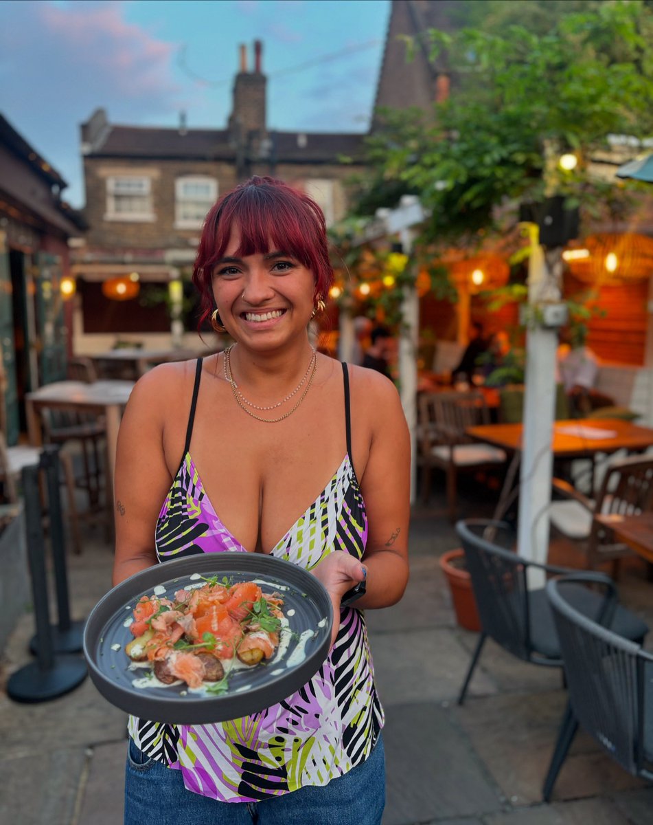 A taste of seasonal simplicity! 🐟

Georgie is enjoying our Kiln smoked salmon- loaded with watercress, smoked mids, cucumber, and a freshly and zingy creme fraiche and mustard dressing- a highlight of our Summer Set Menu 

2 courses £18 | 3 courses £22