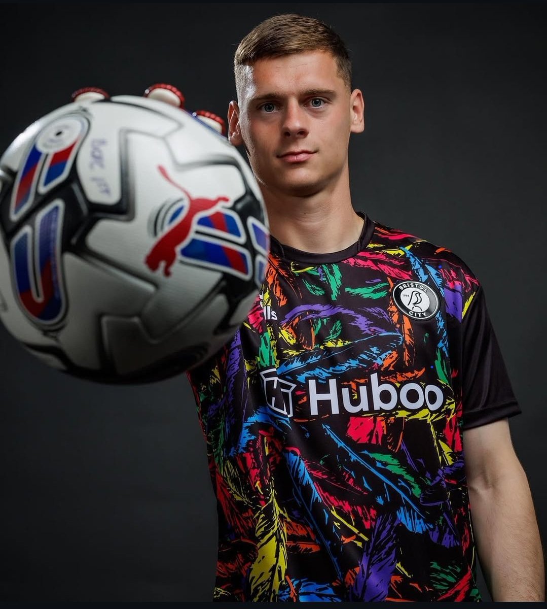 RCSAFOREVER's tweet image. 🔴 - MERCATO :
Stefan Bajic 🇫🇷 (23 ans) est mis à l'essai un mois par le Racing pour devenir le potentiel numéro 3 dans les cages alsaciennes. 👀🧤
👉 Le natif de Saint-Etienne est libre de tout contrat après deux saisons à Bristol City. 🏴
(@LesSportsDNA)
#RCSA #RCSLIVE…