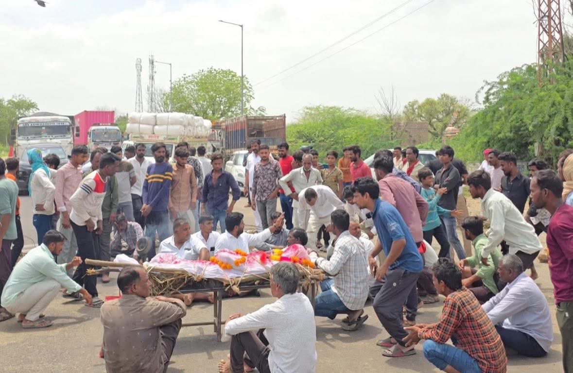 यह तस्वीर केवल एक मृत देह की नहीं, यह एक जिंदा सवाल है इंसान की गरिमा, जीवन के अधिकार और सरकार की संवेदनाओं पर।

पंचायत समिति कल्याणपुर के निवासी डोली गांव निवासी स्व. भेराराम भील का अंतिम संस्कार भी अब एक त्रासदी बन गया है।जिसकी वजह वह श्मशान भूमि, जो जोजरी नदी के जहरीले पानी से