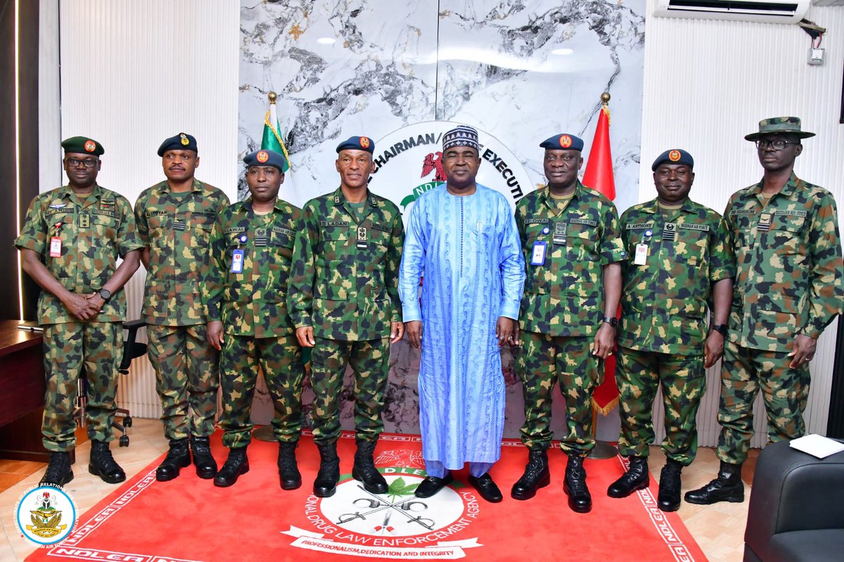 NigAirForce's tweet image. NAF, NDLEA strengthen strategic partnership to tackle drug threats and enhance national security
The Chief of the Air Staff, Air Marshal Hasan Bala Abubakar, represented by Air Vice Marshal Dalhat Ladan, the Chief of Air Intelligence Nigerian Air Force, recently paid a courtesy…