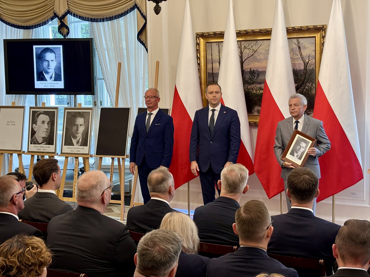 Marcin Wikło 🇵🇱 (@marcin_wiklo) on Twitter photo To zawsze niezwykła uroczystość. Już po raz 15 rodziny ofiar niemieckich i sowieckich odbierają noty identyfikacyjne od <a href="/ipngovpl/">Instytut Pamięci Narodowej</a> . Tym razem noty wręczają <a href="/NawrockiKn/">Karol Nawrocki</a> - prezes IPN i jednocześnie prezydent elekt oraz prof. Krzysztof Szwagrzyk <a href="/PoszukiwaniaIPN/">Poszukiwania IPN</a>
Niech żyje Polska! To zawsze niezwykła uroczystość. Już po raz 15 rodziny ofiar niemieckich i sowieckich odbierają noty identyfikacyjne od <a href="/ipngovpl/">Instytut Pamięci Narodowej</a> . Tym razem noty wręczają <a href="/NawrockiKn/">Karol Nawrocki</a> - prezes IPN i jednocześnie prezydent elekt oraz prof. Krzysztof Szwagrzyk <a href="/PoszukiwaniaIPN/">Poszukiwania IPN</a>
Niech żyje Polska!