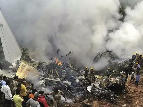 realahart's tweet image. Tragic news from Russia's far east: A 26 passenger plane carrying nearly 50 people has crashed.
Emergency services reporting no survivors. Details emerging on the cause amid harsh weather conditions.