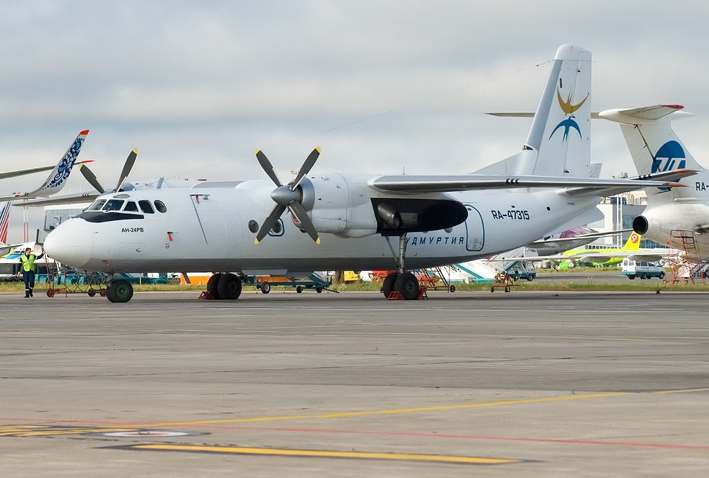 realahart's tweet image. Tragic news from Russia's far east: A 26 passenger plane carrying nearly 50 people has crashed.
Emergency services reporting no survivors. Details emerging on the cause amid harsh weather conditions.