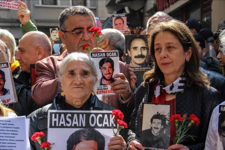 Emine Anneyi, oğlu Hasan ve tüm kayıplar için ağıt yakmaya, yas tutmaya ve adalet aramaya başladığı yer olan Galatasaray Meydanı'ndan; kayıp evlatlarının ve birlikte ağıt yaktığı annelerimizin yanına uğurladık...

 #EmineOcak #CumartesiAnneleri #GalatasarayMeydanı #HasanOcak