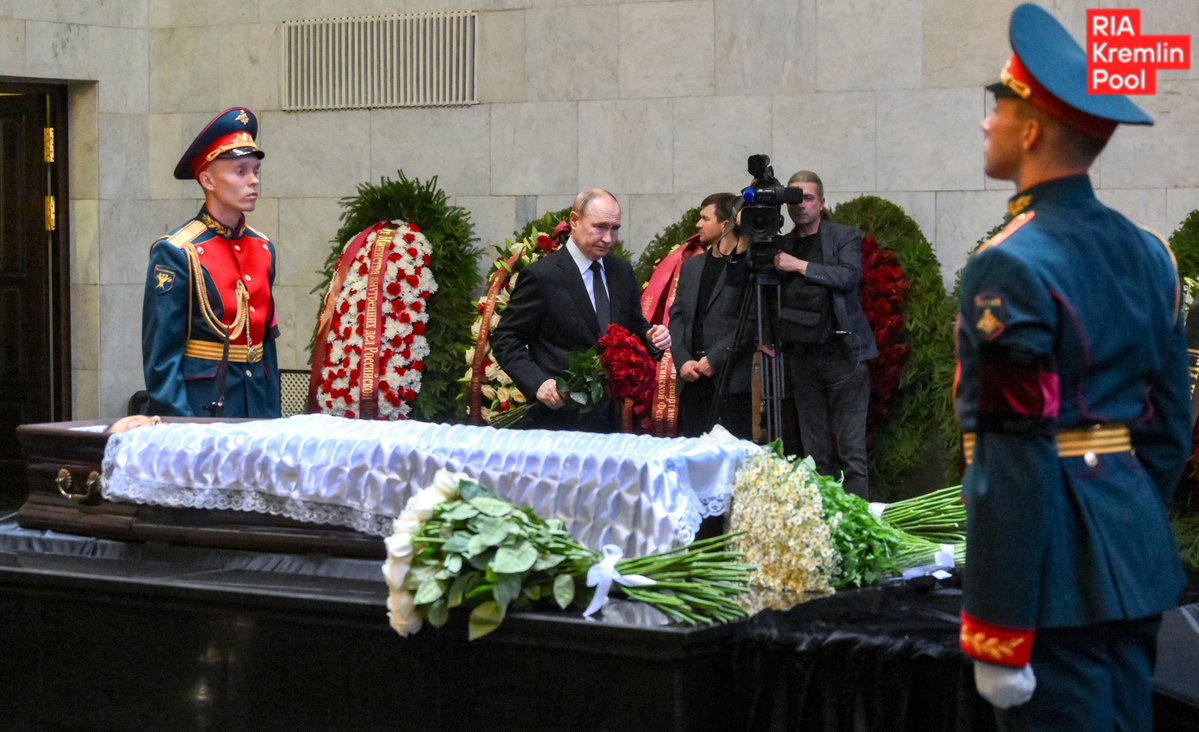 Kremlinpool_RIA's tweet image. Путин приехал на прощание с председателем Верховного суда РФ Ириной Подносовой