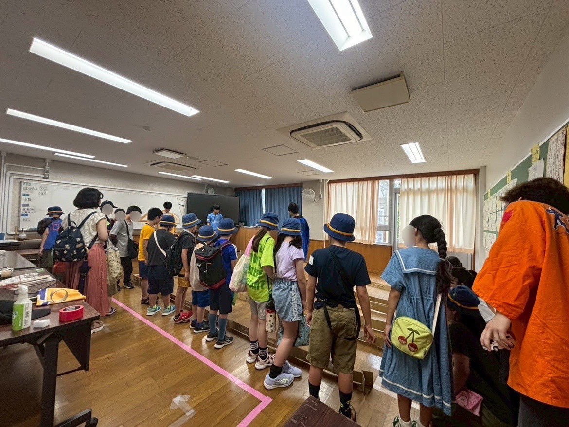 atom_c_wt's tweet image. 【活動報告】

・ふるさと祭り🏫
7月5日にアトム通貨は戸塚第一小学校で行われるふるさと祭りに参加してきました☺️✨
子どもたちも楽しそうで大盛況でした🥹︎
ブースに参加してくれた方には、アトム通貨10馬力分をプレゼントしました🎁💴
小学生とも地域の人々とも仲良くなれるイベントになりました🤗