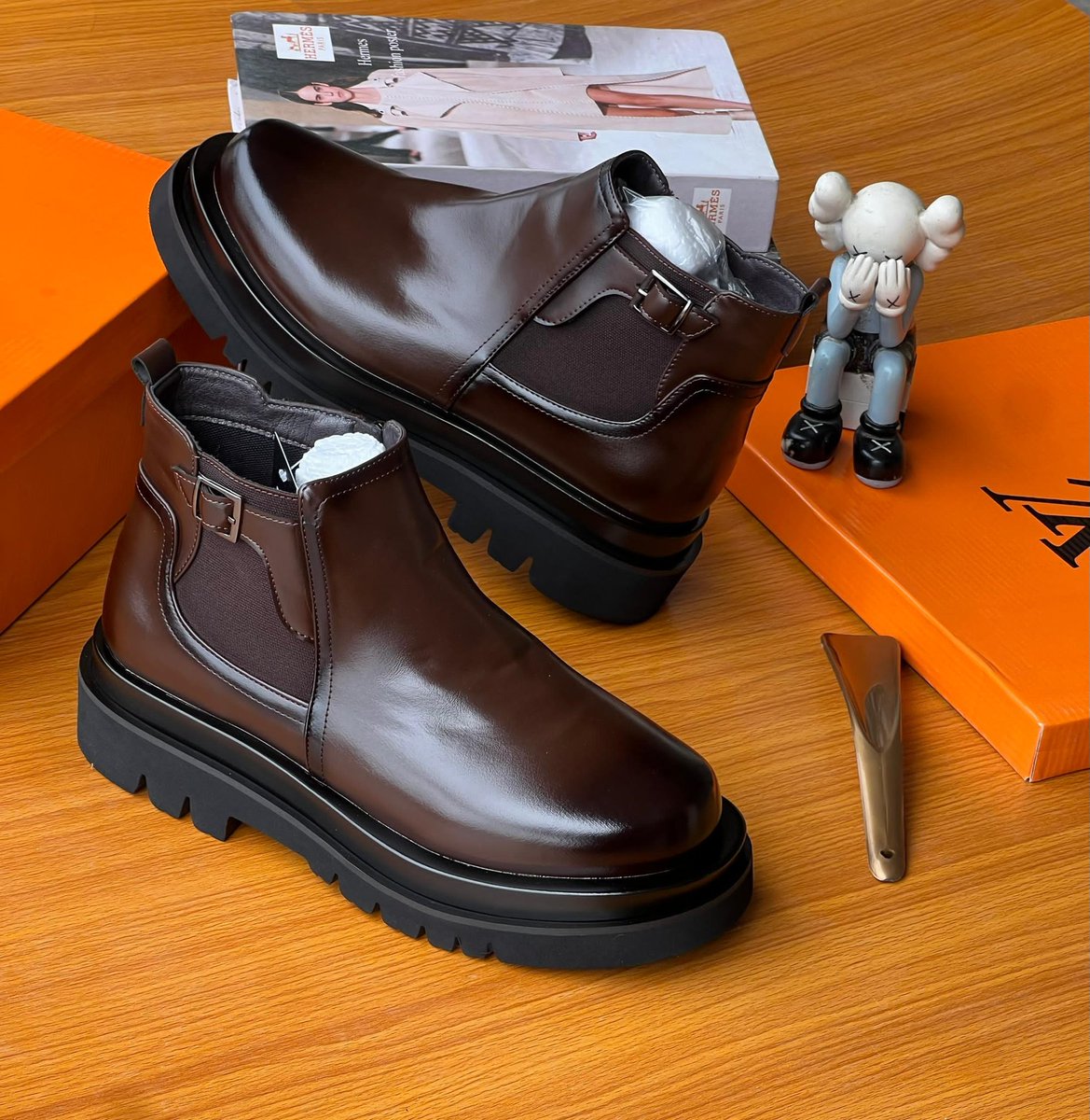Iamcindy47's tweet image. LEATHER CHELSEA BOOTS β
N48,000
π Features:
β
Luxurious glossy finish
β
Side buckle detail for a modern touch
β
Comfortable elastic side panels
β
Durable rugged sole for all-day wear
β
Perfect for both formal & smart casual looks.
β
SIZE; 40 TO 46
WE DELIVER π NATIONWIDE