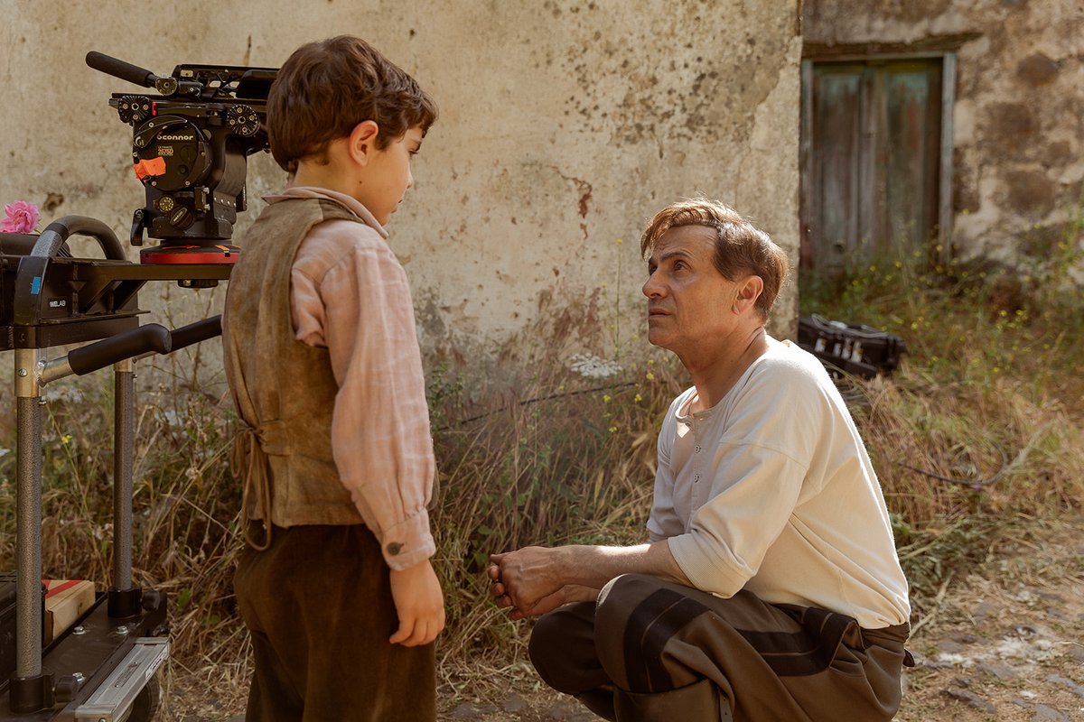 CineCon_N's tweet image. José Mota se pasa a la dirección de cine.
➡️ El actor y humorista ha rodado ARRIBA TUTTO, una comedia dramática sobre un hombre que redescubre a su niño interior en medio de una guerra.
🗣️ "Un sentido homenaje a todos los humoristas", dice Mota.
👉 cineconn.es/arriba-tutto-j…