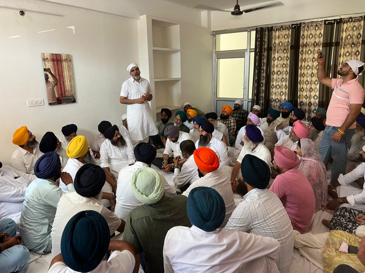 Akali_Dal_'s tweet photo. ਸ਼੍ਰੋਮਣੀ ਅਕਾਲੀ ਦਲ ਵੱਲੋਂ ਆਪ ਸਰਕਾਰ ਦੀ ‘Land Grabbing Scheme’ ਰਾਹੀਂ ਪੰਜਾਬ ਦੇ ਕਿਸਾਨਾਂ ਦੀ ਕੀਤੀ ਜਾ ਰਹੀ ਲੁੱਟ ਖਿਲਾਫ਼ ਲਗਾਤਾਰ ਜੰਗ ਜਾਰੀ ਹੈ । ਇਸ ਦੇ ਤਹਿਤ ਹੀ 28 ਜੁਲਾਈ ਨੂੰ ਮੋਹਾਲੀ ਵਿਖੇ ਦਿੱਤੇ ਜਾਣ ਵਾਲੇ ਧਰਨੇ ਦੇ ਸੰਬੰਧ ਵਿੱਚ ਅੱਜ ਸ਼੍ਰੋਮਣੀ ਅਕਾਲੀ ਦਲ ਦੇ ਸੀਨੀਅਰ ਆਗੂਆਂ ਡਾ. ਦਲਜੀਤ ਸਿੰਘ ਚੀਮਾ ਅਤੇ ਸ਼੍ਰੀ ਐੱਨ.ਕੇ. ਸ਼ਰਮਾ ਦੀ ਅਗਵਾਈ ਹੇਠ ਮੋਹਾਲੀ ਦੇ ਜ਼ਿਲ੍ਹਾ ਪ੍ਰਧਾਨ ਸ. ਪਰਵਿੰਦਰ ਸਿੰਘ ਸੋਹਾਣਾ ਅਤੇ ਸਮੂਹ ਵਰਕਰਾਂ ਨਾਲ ਮੀਟਿੰਗ ਕੀਤੀ ਗਈ । ਸ਼੍ਰੋਮਣੀ ਅਕਾਲੀ ਦਲ ਪੰਜਾਬ ਦੀ ਕਿਸਾਨੀ ਦੇ ਨਾਲ ਡਟ ਕੇ ਖੜ੍ਹਾ ਹੈ, ਅਸੀਂ ਪੰਜਾਬ ਦੀਆਂ ਜ਼ਮੀਨਾਂ ਦੀ ਰਾਖੀ ਲਈ ਹਰ ਸੰਘਰਸ਼ ਅੱਗੇ ਹੋ ਕੇ ਲੜਾਂਗੇ ।
