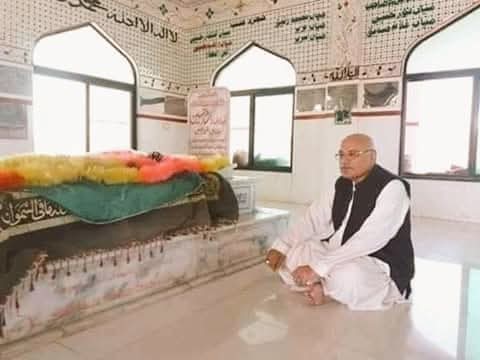 AyubKAsharay's tweet image. اکلوتا بیٹا اور وہ بھی دہشت گردوں کے ہاتھوں شہید ہوا۔
میاں افتخار حسین کی اپنے بیٹے کی قبر پر یہ تصویر صبر، استقامت، ہمت اور جدوجہد کی نمائندگی کرتی ہے۔ اس جماعت نے جتنی قربانیاں دی ہیں اسے کبھی فراموش نہیں کیا جا سکتا۔
#RememberingMianRashidHussain