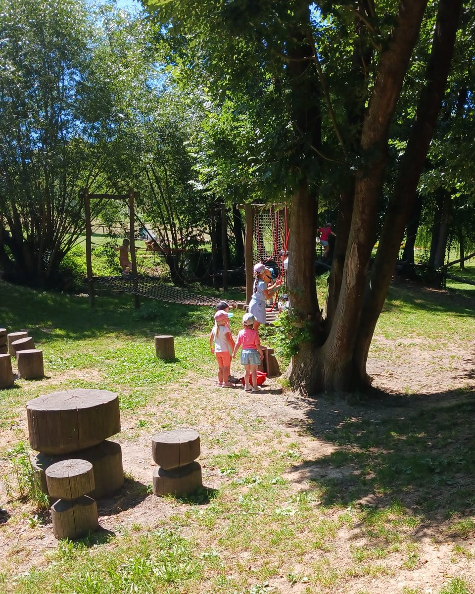 Prázdniny si s dětmi užíváme plnými doušky. 
Z Karlových Varů jsme se například vydali autobusem do Farmaparku Soběhrdy. Děti si zde prohlídly mnoho druhů zvířátek, zajezdily si v jeepech, na tubingové dráze, zaskákaly na trampolínách a před poledním sluncem se schovaly v herně.