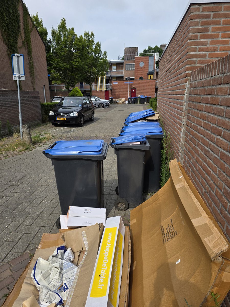 HJTeunissen's tweet image. Toegankelijkheid en vervuiling.
De papierbakken staan er al 10 dagen. Mensen melden en bellen maar er volgt geen geen actie en communicatie naar aan en omwonenden.
Andere delen van straten is wel opgehaald door de @DAR
@gem_Nijmegen