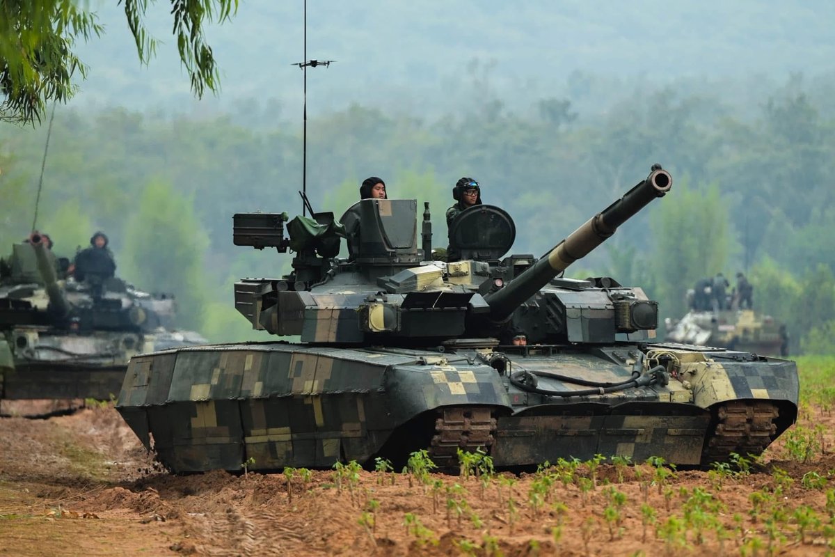 404NOTF65767728's tweet photo. Royal Thai Army T-84 Oplot M main battle tanks are reportedly bombarding and destroying Cambodian military strongholds located near Wat Kaeo Siharatsavararam, in the vicinity of Preah Vihear (Khao Phra Wihan), before sending infantry to seize the area. https://t.co/fqPshvCzLb