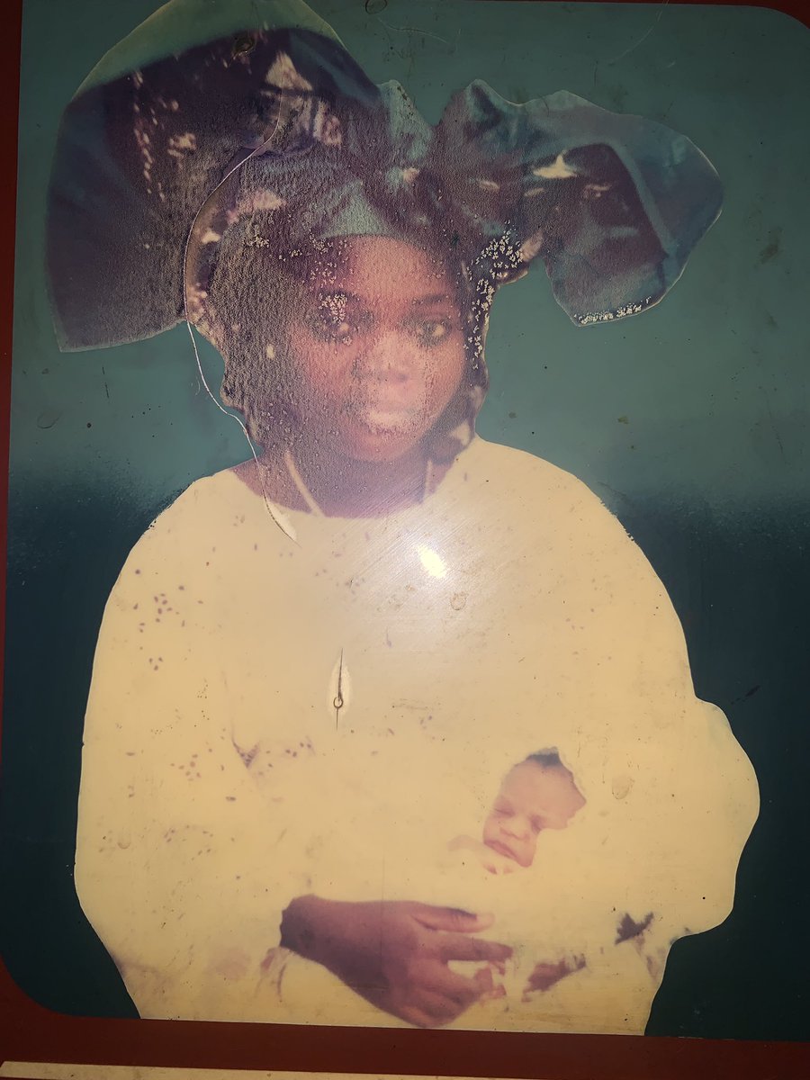 Oluwamideh's tweet image. Wore the outfit my mum wore on my naming ceremony 🙈🥹
25 years later 💨💨💨