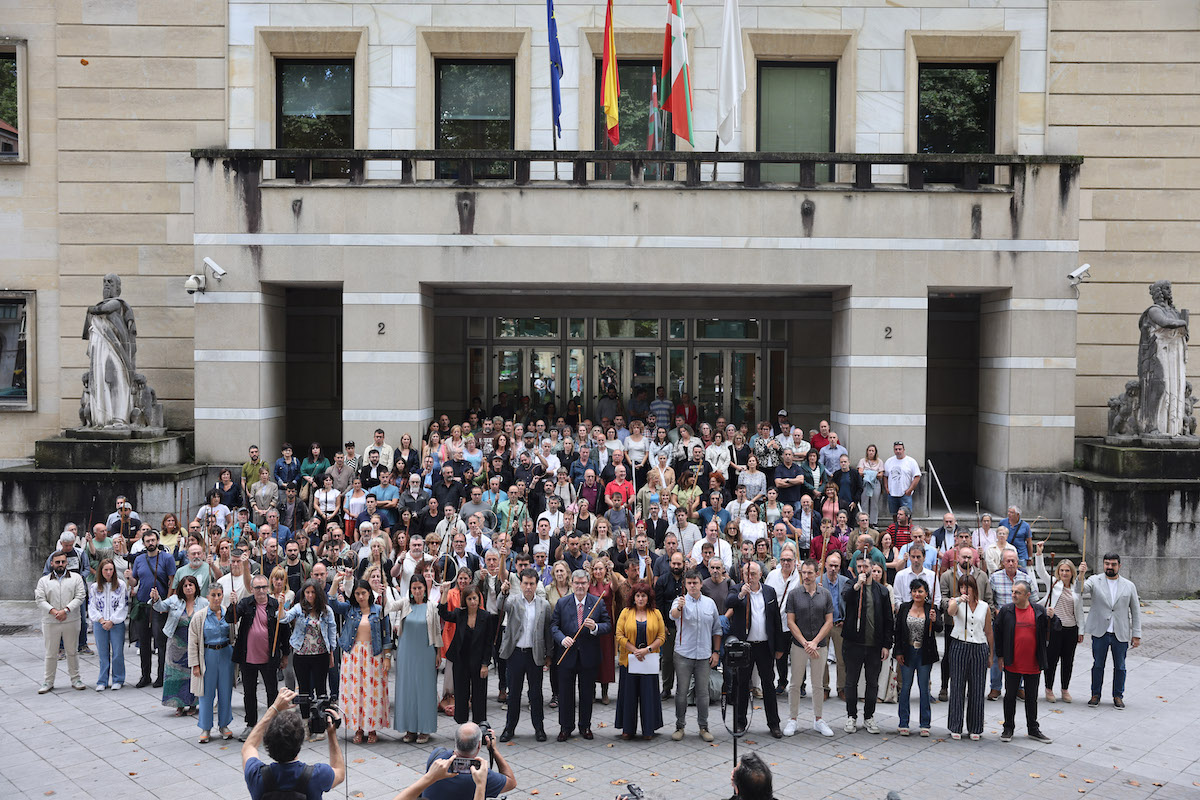 Euskal jendartearen aurkako «eraso zuzena» salatu dute 200 alkate, hautetsi eta eragilek naiz.eus/eu/info/notici…