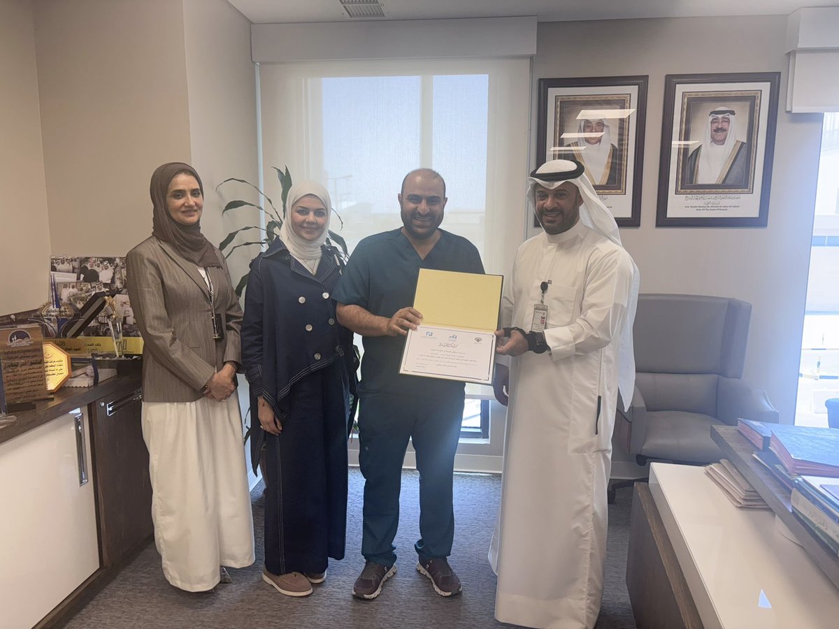 قام مدير #مستشفى_الفروانية د/ علي المطيري بتكريم العاملين من الاقسام الطبية والفنية المساندة والادارية تقديراً لجهودهم وعطاءهم المستمر 

#شكرا_لكم 🌸🌸