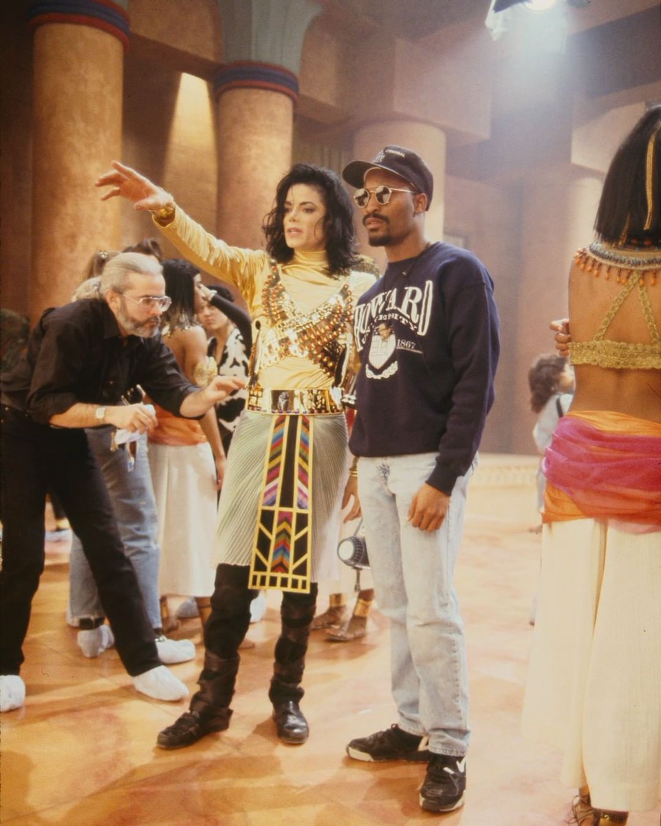 mjBeats's tweet image. 📸 | Michael Jackson e John Singleton, Making of ''Remember The Time'', 1992