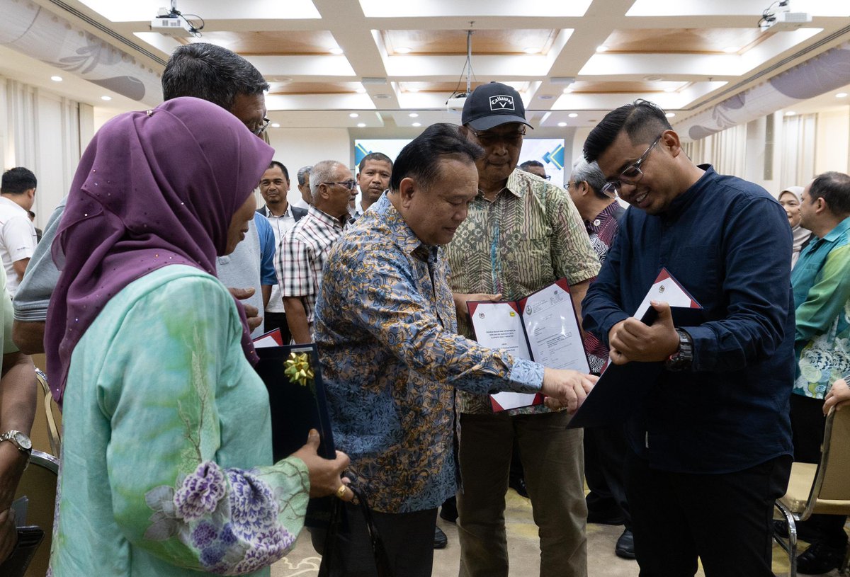 AlexNantaLinggi's tweet image. Seringkali saya tekankan, nyawa manusia tiada duanya.
Usaha tidak boleh berhenti dalam kita memastikan infrastruktur jalan raya adalah selamat untuk semua.
Isu kawasan blackspot misalnya, sering dikaitkan sebagai lubuk kawasan tinggi kemalangan.
Namun, pasukan di KKR dan JKR…