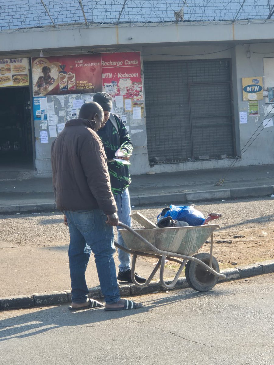 COJactionsaREC's tweet image. Actionairs are on the ground signing up members and doing service delivery. Join our Joburg South team or hoot and say hello to them tomorrow as they continue their work on the ground.
#ServiceDeliverism #SaveCoJ #ActionWillGovernBetter