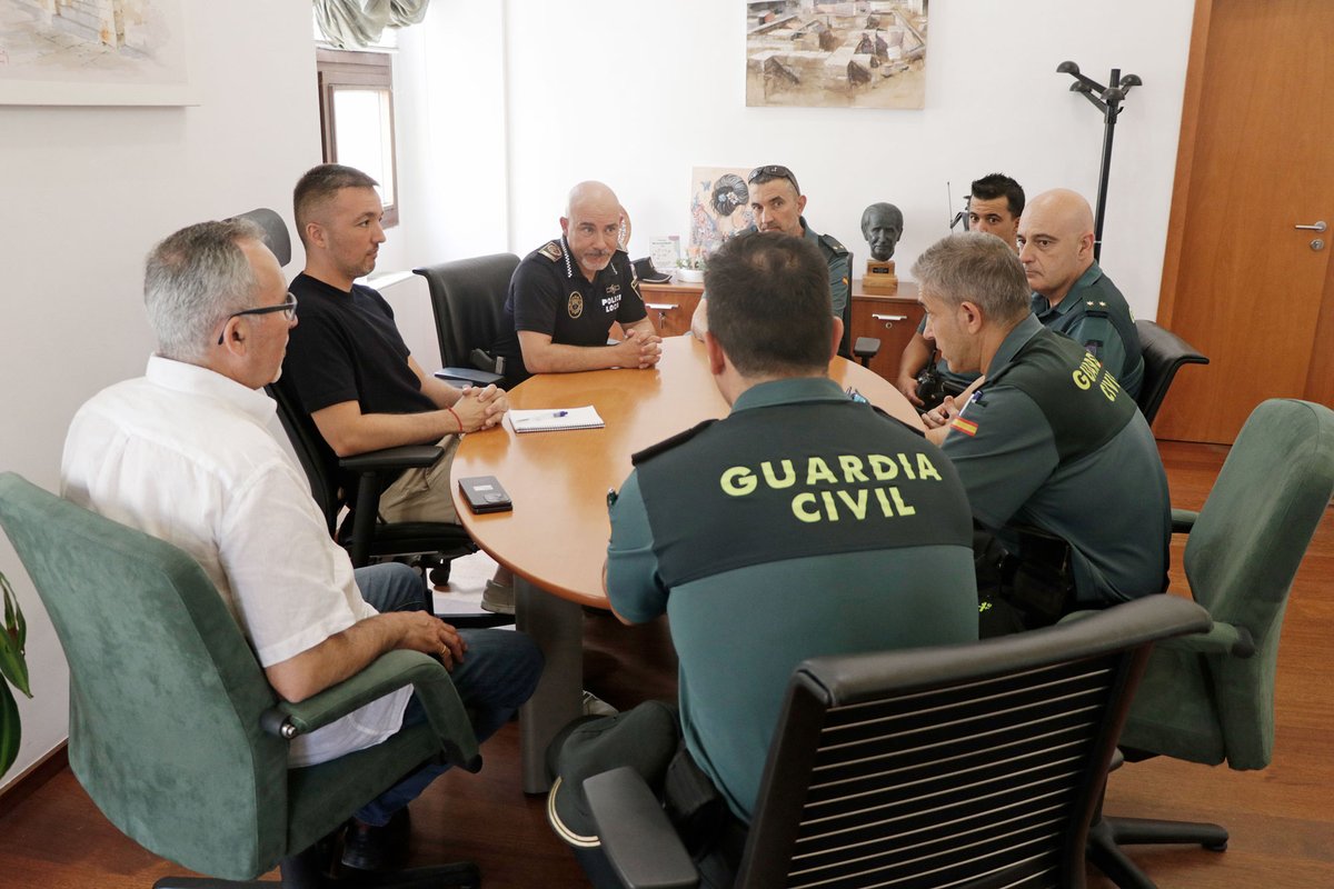 👮La Guàrdia Civil incorpora nous efectius a la Caserna Principal de Llíria. L'alcalde Paco Gorrea s'ha reunit amb el comandant de la Companyia de la comarca del Camp de Túria 👉 tinyurl.com/mu2hjyz3