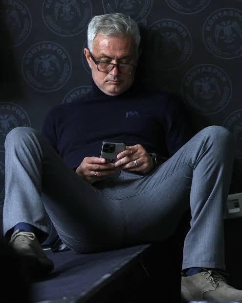 Bu oturuşu günlerce konuşan, tartışan, ahlaki değerlerimize aykırı bulan spor medyası konu Galatasaray olunca Icardi'nin çavuş tokatlamasına bile "hay haylaz seni gidi" diyerek yaklaşıyor. Şimdi gerçek ahlaksız Icardi mi yoksa bu aşağılık spor medyası mı?