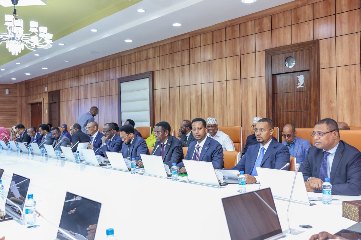 Somalia’s Cabinet has approved a visa-free deal with Indonesia for official passport holders. The meeting, led by Deputy PM Salah Jama, also discussed traffic issues in Mogadishu and reviewed national security and stabilization updates.
