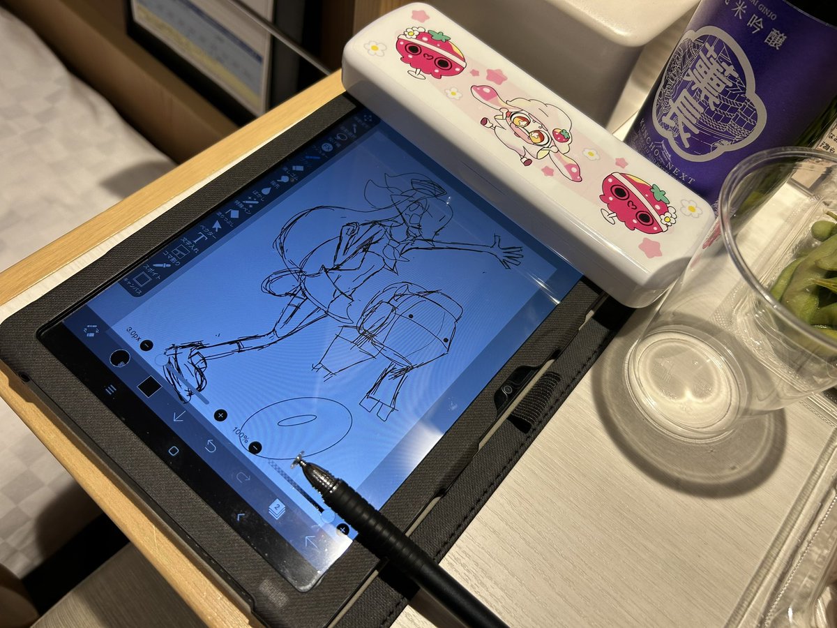 tsukubane501's tweet image. 外暑すぎるから部屋飲みしながら眺めるw
クンチョウ酒造 純米吟醸 雄町いただきます！
フェリーの部屋でお絵描きも格別ですな😁
