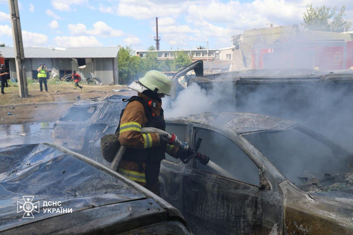 SavchenkoReview's tweet image. 🇺🇦💔 Zelensky: In Kharkiv, assistance is now being provided to the injured at the sites of Russian KAB strikes. Russia hit two air bombs directly in the city.
Absolutely senseless strikes, without any military purpose. And we see that this is Russia's only desire - to continue…