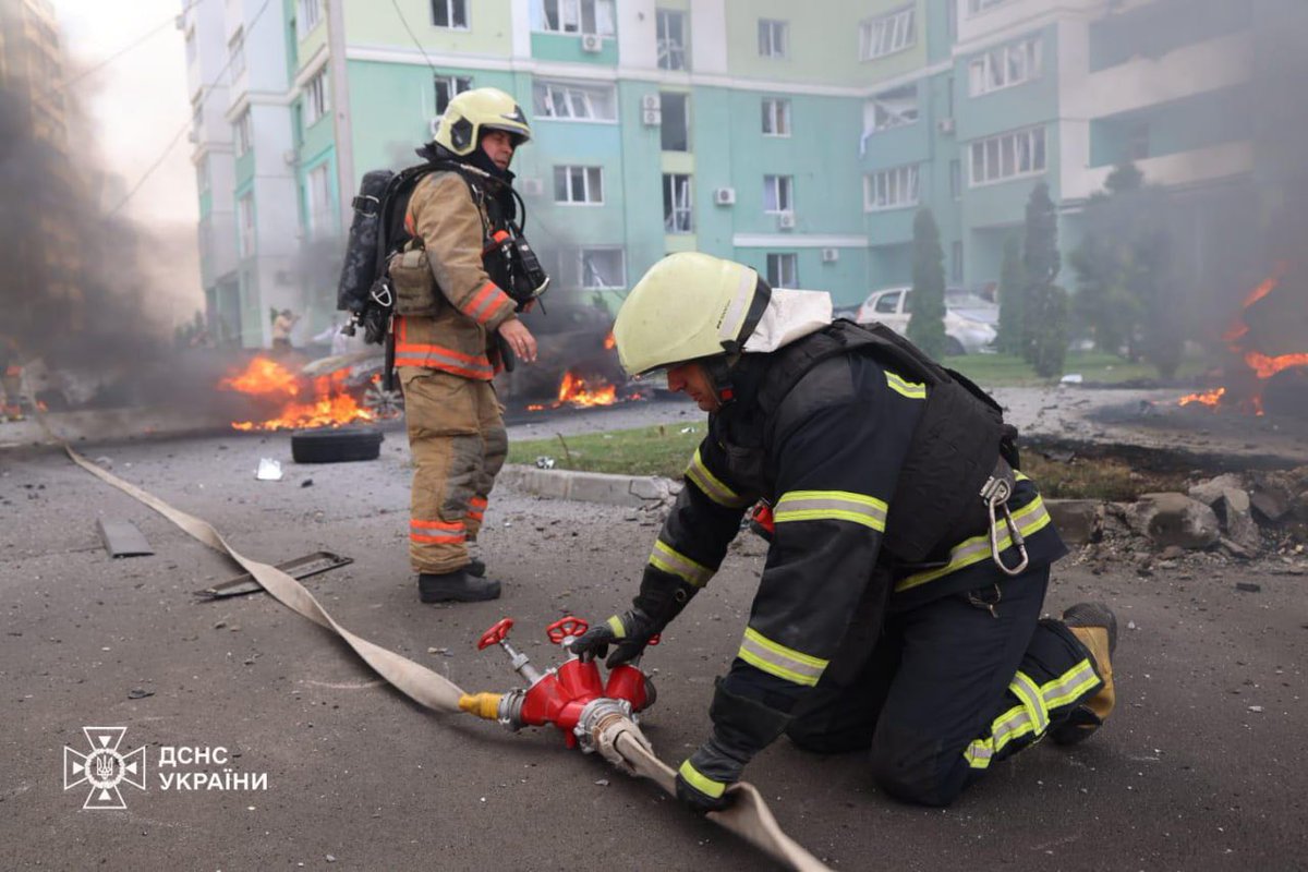 SavchenkoReview's tweet image. 🇺🇦💔 Zelensky: In Kharkiv, assistance is now being provided to the injured at the sites of Russian KAB strikes. Russia hit two air bombs directly in the city.
Absolutely senseless strikes, without any military purpose. And we see that this is Russia's only desire - to continue…