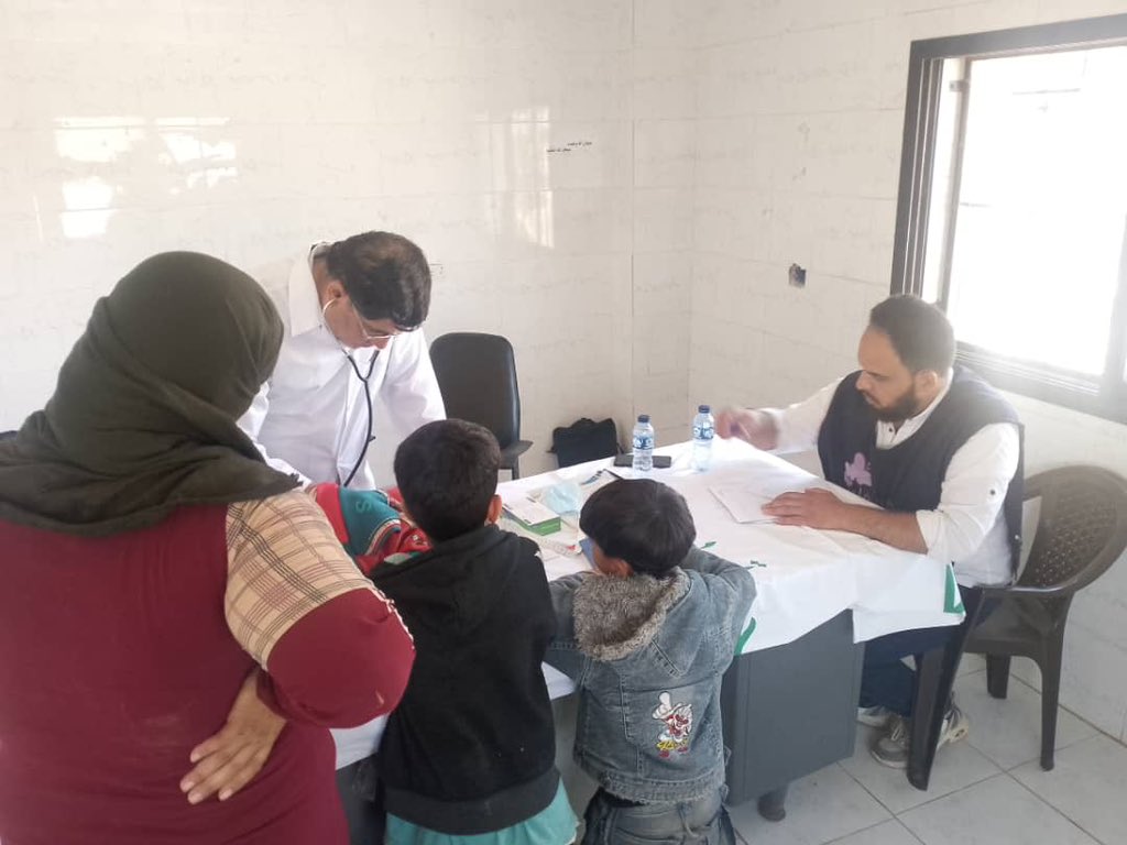 WHOSyria's tweet image. In response to violence in As-Sweida, 3 @WHO-supported mobile teams are providing urgent care to displaced families in Dar’a.
With the local health directorate and thanks to @UNCERF funding, teams offer outpatient care, maternal & child health & mental health support.