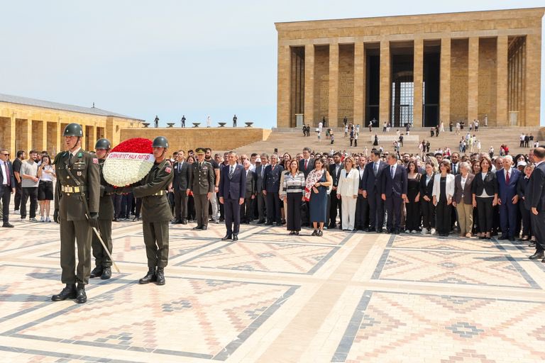 okonuralp's tweet image. Lozan Antlaşması’nın 102. Yıl dönümünde Büyük Önder Mustafa Kemal Atatürk ve Lozan Kahramanı, İkinci Cumhurbaşkanımız İsmet İnönü’nün huzurundaydık.
Bu vesileyle Atatürk’ün Nutuk’taki değerlendirmesini anmak gerekir:
“…Lozan Antlaşması, Türk milletine karşı yüzyıllardan beri…