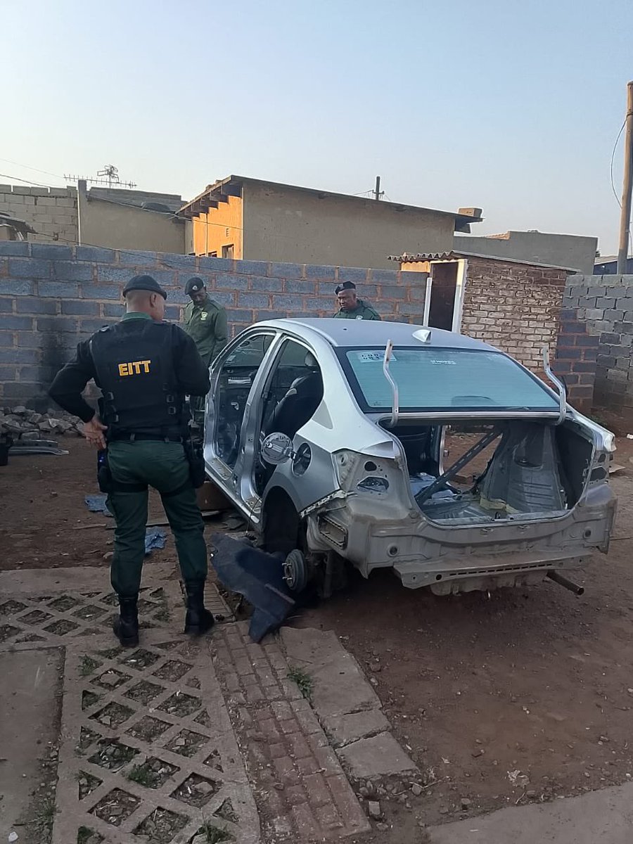 GP_CommSafety's tweet image. Members of the Gauteng Traffic Police and Gauteng Traffic Wardens Essential Infrastructure Task Team (Central Corridor) responded to a callout from Rentrack following a vehicle hijacking that occurred in the early hours of Tuesday morning in Zola.
The vehicle was tracked at a…