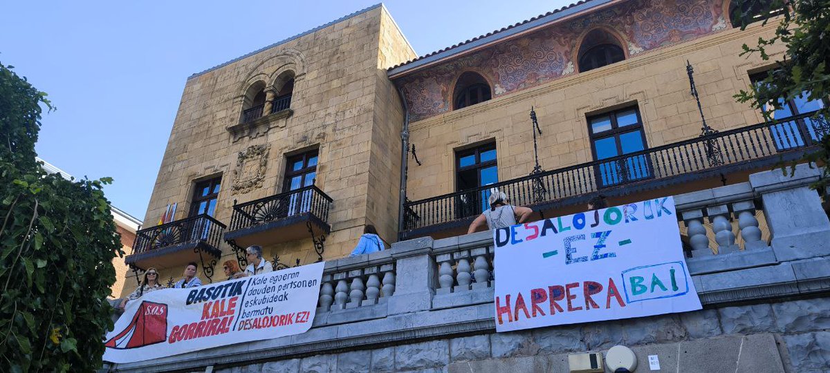 Hoy en el #plenoGetxo colectivos denuncian que se sigue desalojando a jóvenes que viven en los asentamientos de los montes de Getxo. 

Desalojorik ez! Harrera bai!