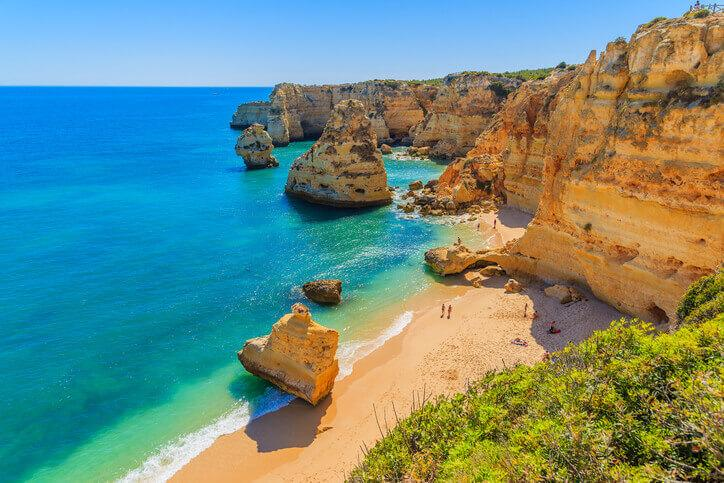 Faro è una meta da sogno per le vacanze estive al sole. Le temperature in estate raggiungono punte massime di 29 gradi, il clima perfetto per esplorare la splendida e dorata costa sud del Portogallo.
#LuoghiDEstate  #VentagliDiParole
<a href="/VentagliP/">VentagliDiParole </a>