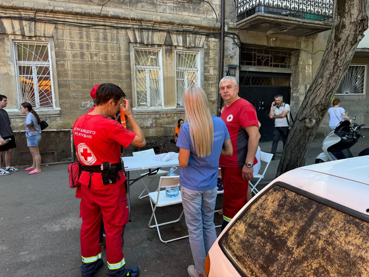 OCHA_Ukraine's tweet image. Aid workers are already on the ground in #Odesa after today's attacks, providing:
🩺 medical & psychosocial support
🍲 meals & drinks
🏠 shelter & other non-food supplies
👨👩👧👦 services for families with children,
monitoring the needs and coordinating the response.