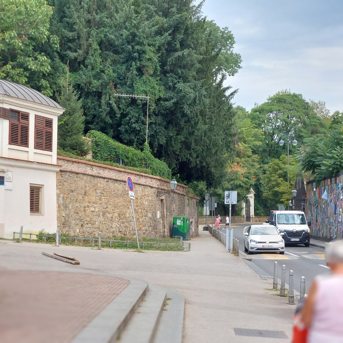 InesSeni13's tweet image. Ja, Mic imam podzemne spremnike, fali za staklo. Ali mudar je onaj iz Čistoće, evo NADZEMNOG, mjesto pod lijepim zidinama, malo zrauban i pošaran... funkcionalnost i estetika.
"Nismo mi kontejner-grad!" veli Trocki ili kak se već zove taj iz Čistoće.☝