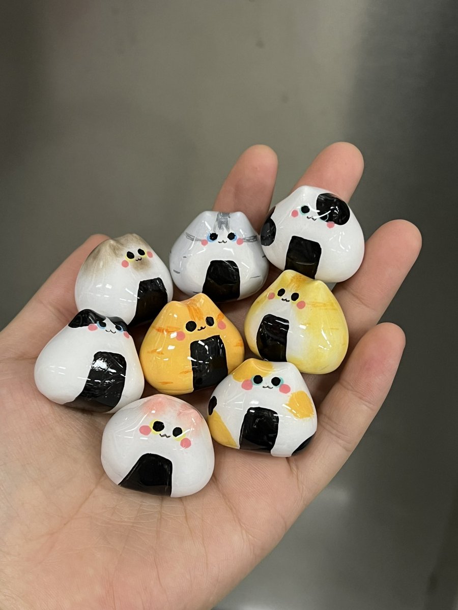 ขอแนะนำคลต แมวประหลาด 🐈 น้องเป็นแมว+กระเบนออกมาเป็นเจ้าแมวละลายย้วยๆ คอลต่อไปเป็น Mr. Frog 🐸 และตัวประหลาดชนิดอื่นอีกมากมาย อทิ แมวข้าวปั้น แมวอัลปาก้า แมวเขือเทศ ทุกชิ้นเป็นงานปั้น+เพ้นท์มือ จึงประหลาดไม่เท่ากันแต่น่ารักแน่นอน😆