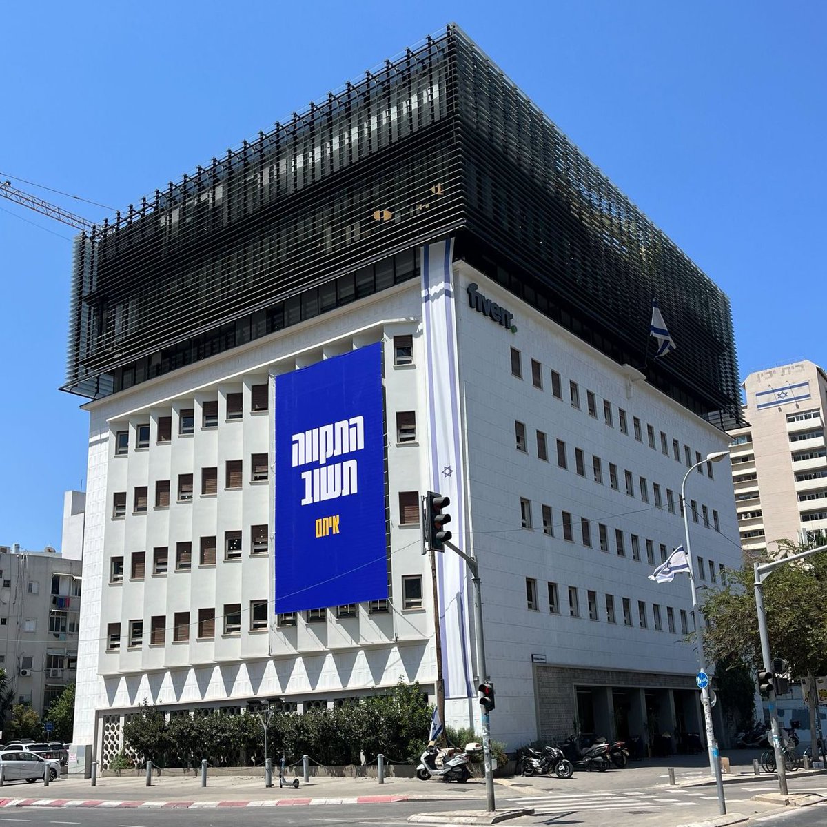 michakaufman's tweet image. מה עוד נותר להגיד?
שיחזרו כבר הביתה. ושזה יהיה השלט האחרון שנחליף על הבניין שלנו