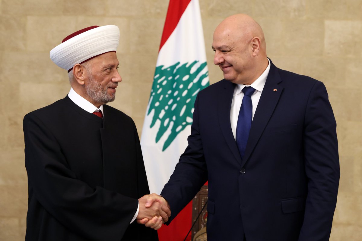 LBpresidency's tweet image. الرئيس عون أمام مفتي الجمهورية اللبنانية ومفتي المناطق:
- نحن على مفترق طرق مفصلي وقد يكون مصيريا، وحدتنا وتعاوننا وتضامننا أساسيون كي نواجه كافة التحديات.
- الخطأ المميت الذي ارتكبه اللبنانيون في السابق هو الاستقواء بالخارج ضد الآخر في الداخل وشهدنا تبعات هذا الأمر، أنا اريد…