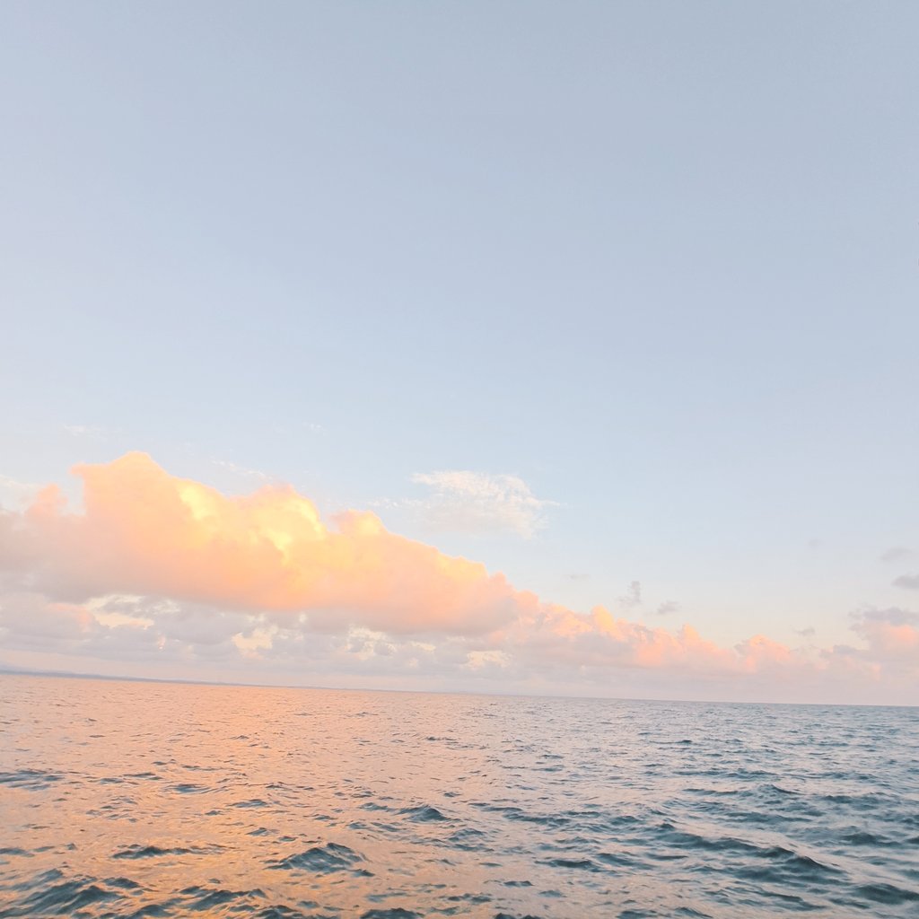 qJ3TfCWcmrrUkL5's tweet image. 秋田沖から夕焼け