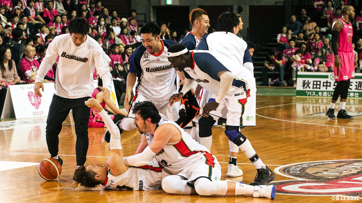 B_LEAGUE's tweet image. #ThrowbackBLEAGUE 第2弾は...📸
『B1残留プレーオフ2016-17 秋田vs横浜』
1勝1敗で迎えた運命の第3戦。
前後半5分の特別ルールの中秋田が先行するも、最後に#1 川村のブザービータースリーが決まり、横浜が劇的勝利をあげる🏴☠️
#Bリーグ #Bリーグ10周年 #TBT