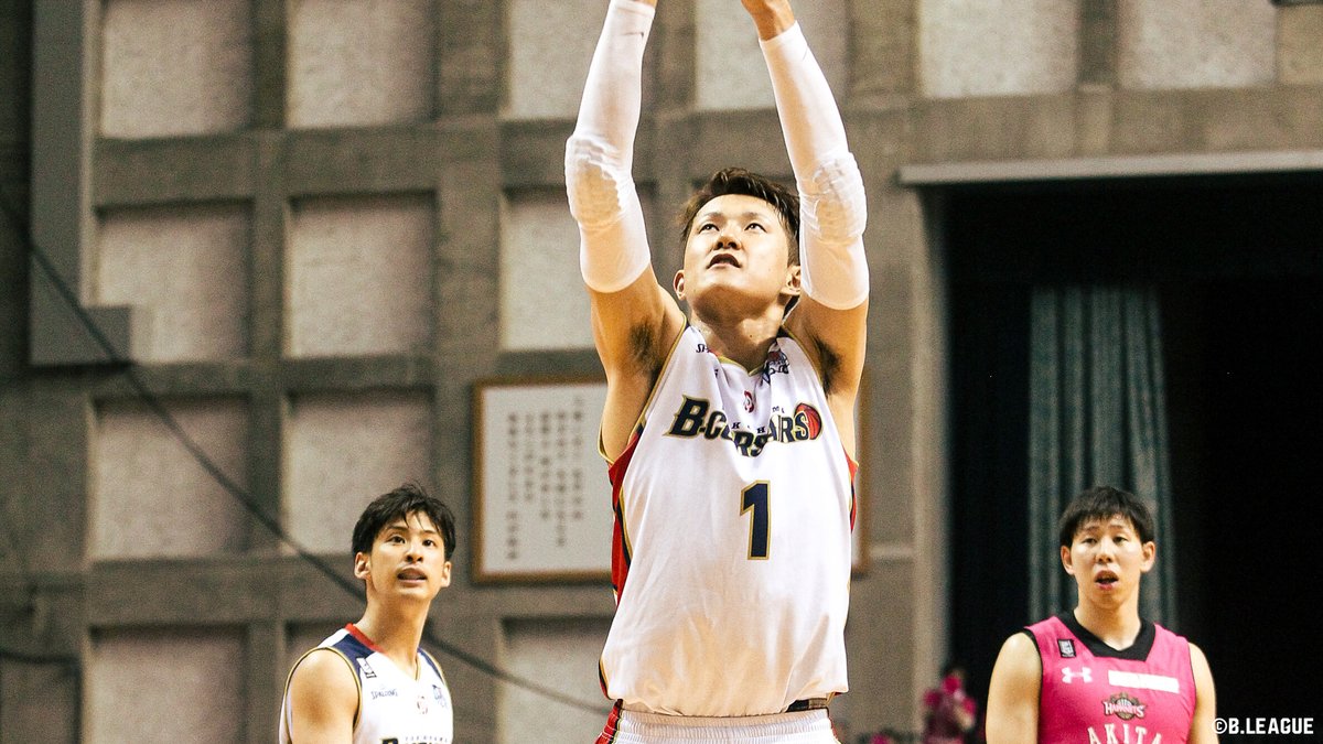 B_LEAGUE's tweet image. #ThrowbackBLEAGUE 第2弾は...📸
『B1残留プレーオフ2016-17 秋田vs横浜』
1勝1敗で迎えた運命の第3戦。
前後半5分の特別ルールの中秋田が先行するも、最後に#1 川村のブザービータースリーが決まり、横浜が劇的勝利をあげる🏴☠️
#Bリーグ #Bリーグ10周年 #TBT