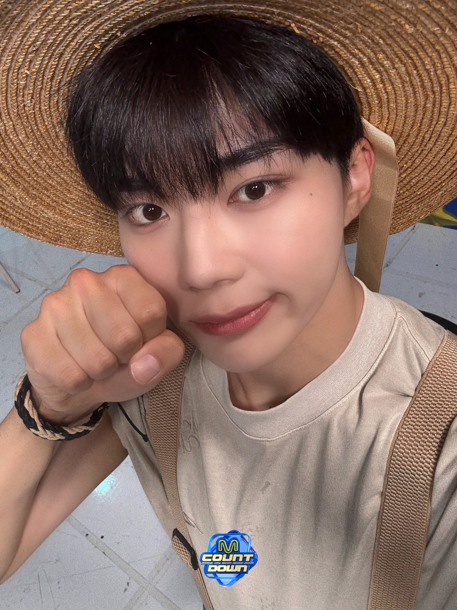 MnetMcountdown's tweet photo. "요즘 박건욱이 제철이라는데 너도 한번 박건욱 해봐 ~!.!.!"
[재구매율 1위! 여러분 모두 박건욱 하세요]

오늘 한빈이 형이랑 함께 하는데
모두 봐줄 거지? 한빈이 형도 나도! 응원 많이 해줘!
슬램덩크도! 🏀

- 건욱이가 씀 진짜임 (※인증 사진 있음)

#엠카운트다운 #MCOUNTDOWN
#성한빈 #박건욱
#ZEROBASEONE