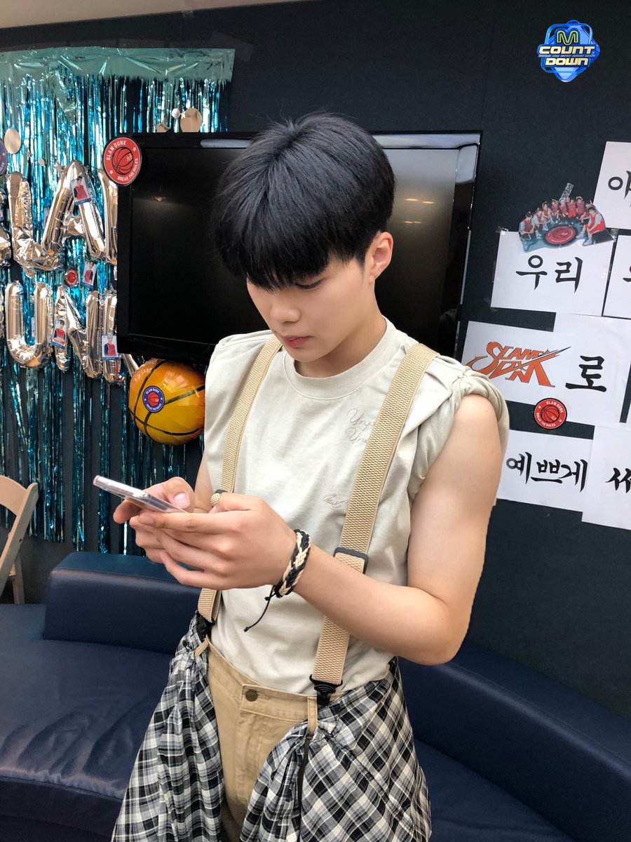 "요즘 박건욱이 제철이라는데 너도 한번 박건욱 해봐 ~!.!.!"
[재구매율 1위! 여러분 모두 박건욱 하세요]

오늘 한빈이 형이랑 함께 하는데
모두 봐줄 거지? 한빈이 형도 나도! 응원 많이 해줘!
슬램덩크도! 🏀

- 건욱이가 씀 진짜임 (※인증 사진 있음)

#엠카운트다운 #MCOUNTDOWN
#성한빈 #박건욱