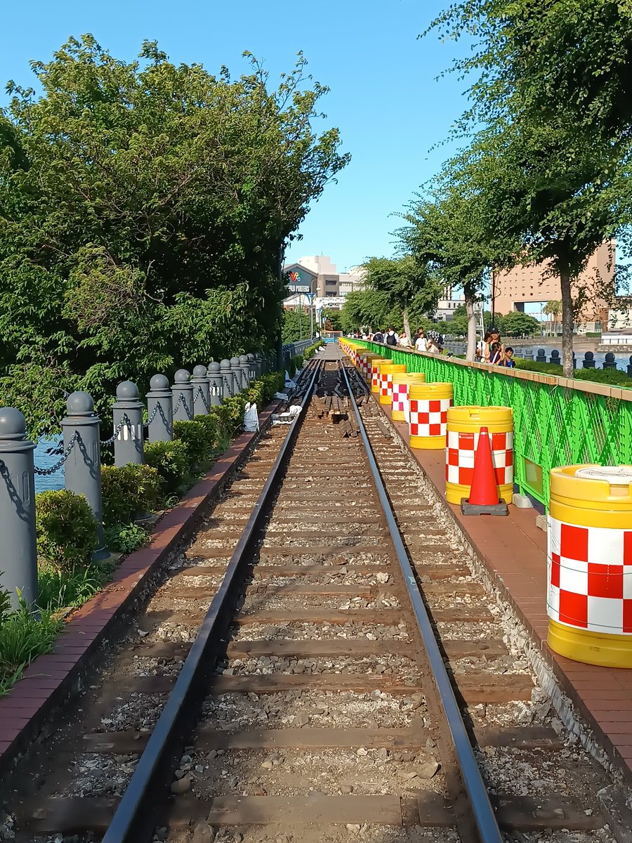 横浜(桜木町)の汽車道が工事で覆われている板が外され枕木やバラストが見える状態に…まだそのままだったんすね