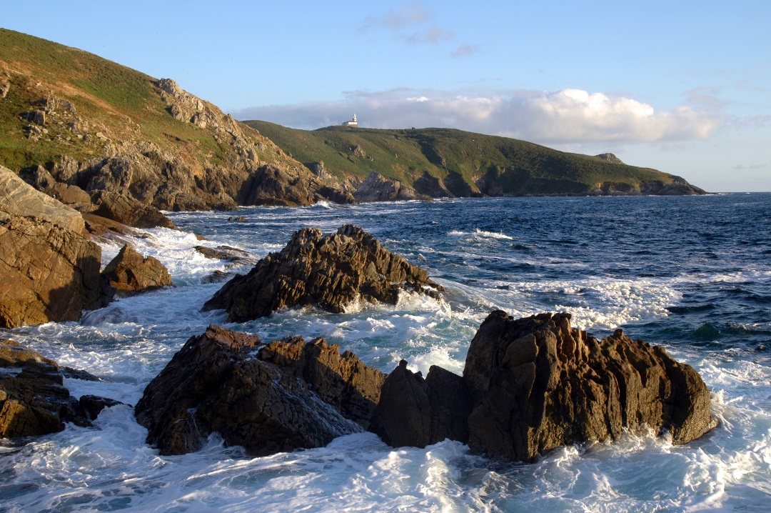 oapngob's tweet image. Galicia é terra de mar 🌊, de pedra 🪨 e de verde 🌿.
De lendas 💫, camiños 🥾 e natureza que fala en silencio 🌅.
E o Parque Nacional das Illas Atlánticas de Galicia é a súa mellor representación
Feliz Día da Patria Galega! 🩵
#DíaDaPatriaGalega #Santiago #Galicia